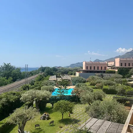 Casamarina Frontemare Con Piscina * Letojanni
