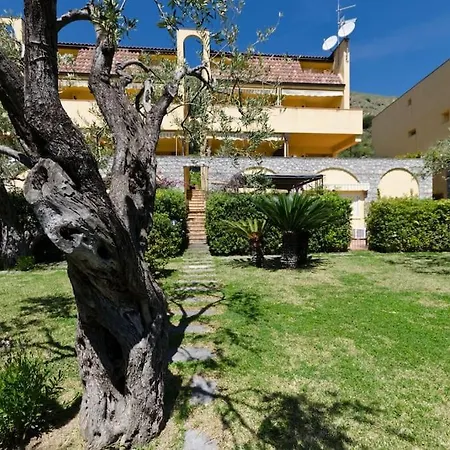 Casamarina Frontemare Con Piscina * Letojanni