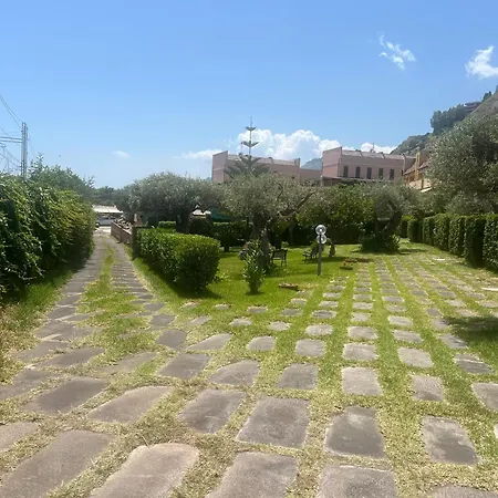 Casamarina Frontemare Con Piscina Letojanni